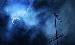 Die partielle Sonnenfinsternis am Freitag dürfte so ähnlich aussehen wie auf diesem Foto, das im Oktober 2005 in Spanien aufgenommen wurde.