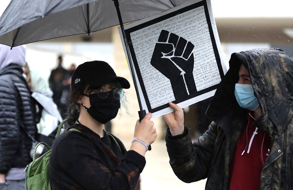 Succès de foule pour la manifestation contre le racisme qui s'est tenue ce vendredi devant l'ambassade des Etats-Unis à Luxembourg. 