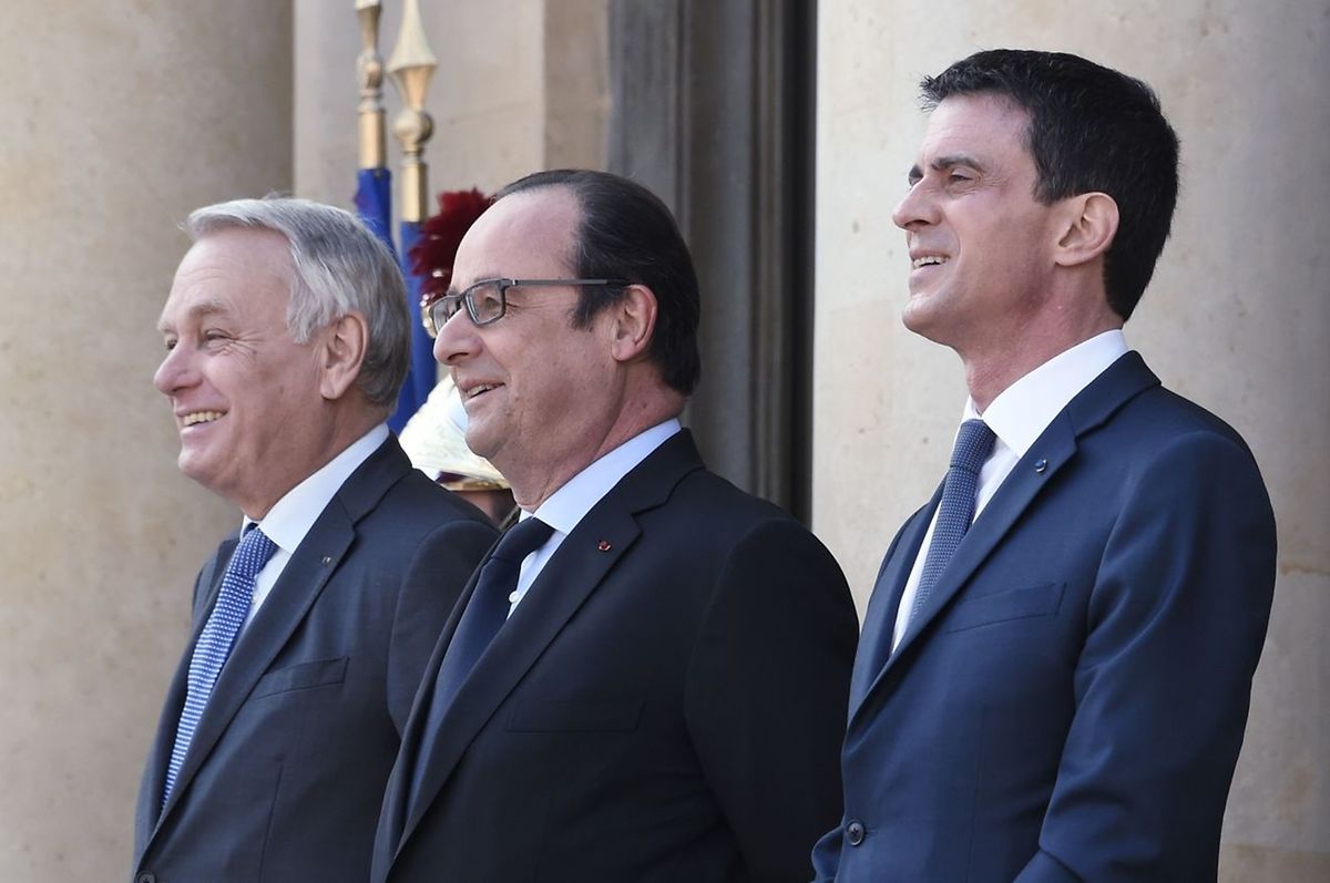 Mit Außenminister Jean-Marc Ayrault (l.) und seinem möglichen Nachfolger und Premierminister Manuel Valls.