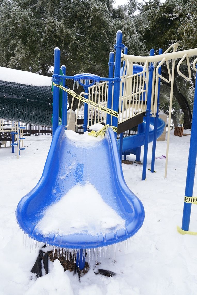 Vaga de frio sem precedentes está a paralisar o Texas. População está há vários dias sem energia e aquecimento.