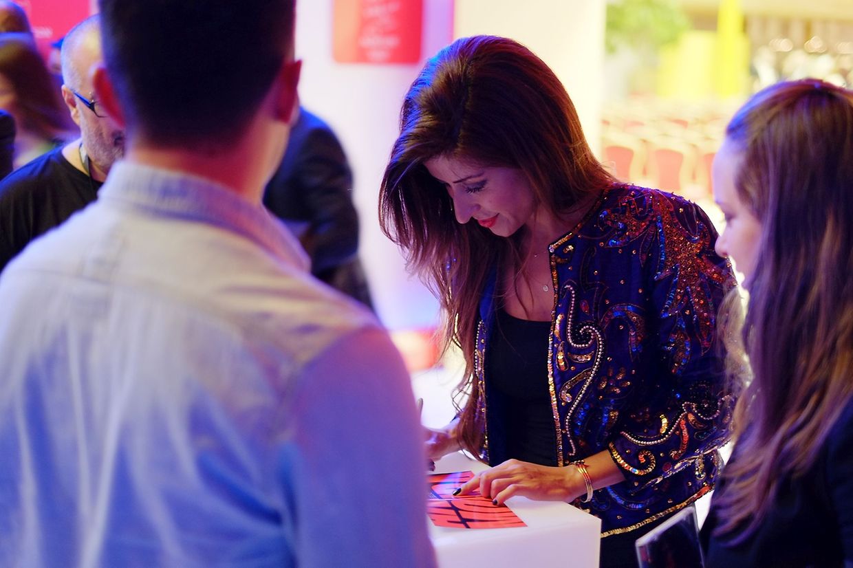 Ana Moura numa ssessão de autógrafos 