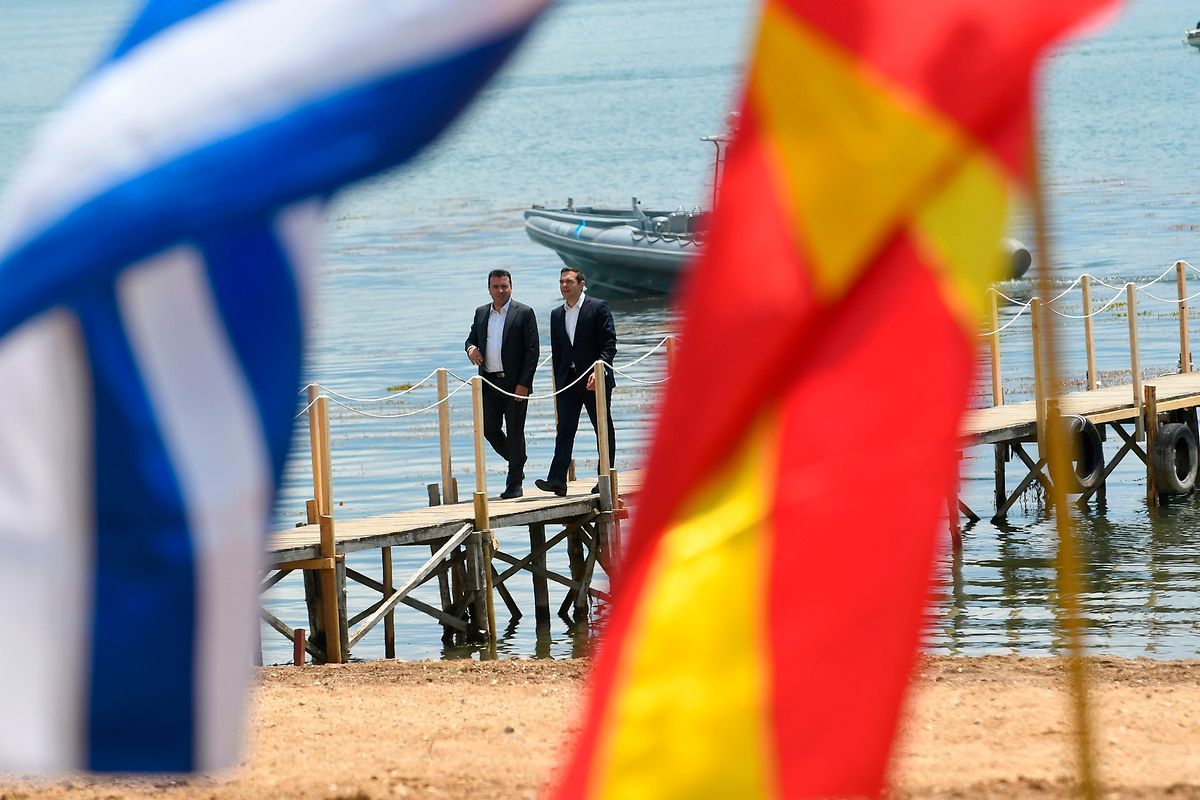 Zaev und Tsipras beim historischen Treffen zur Beilegung des "Namensstreits" am Prespasee. 