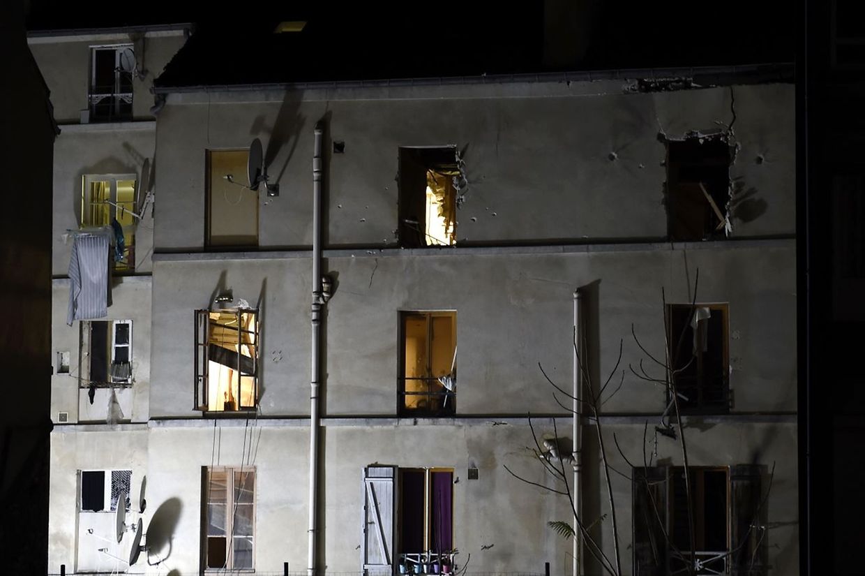Das Gebäude in Saint-Denis wurde bei der Polizeiaktion am Mittwoch stark in Mitleidenschaft gezogen.