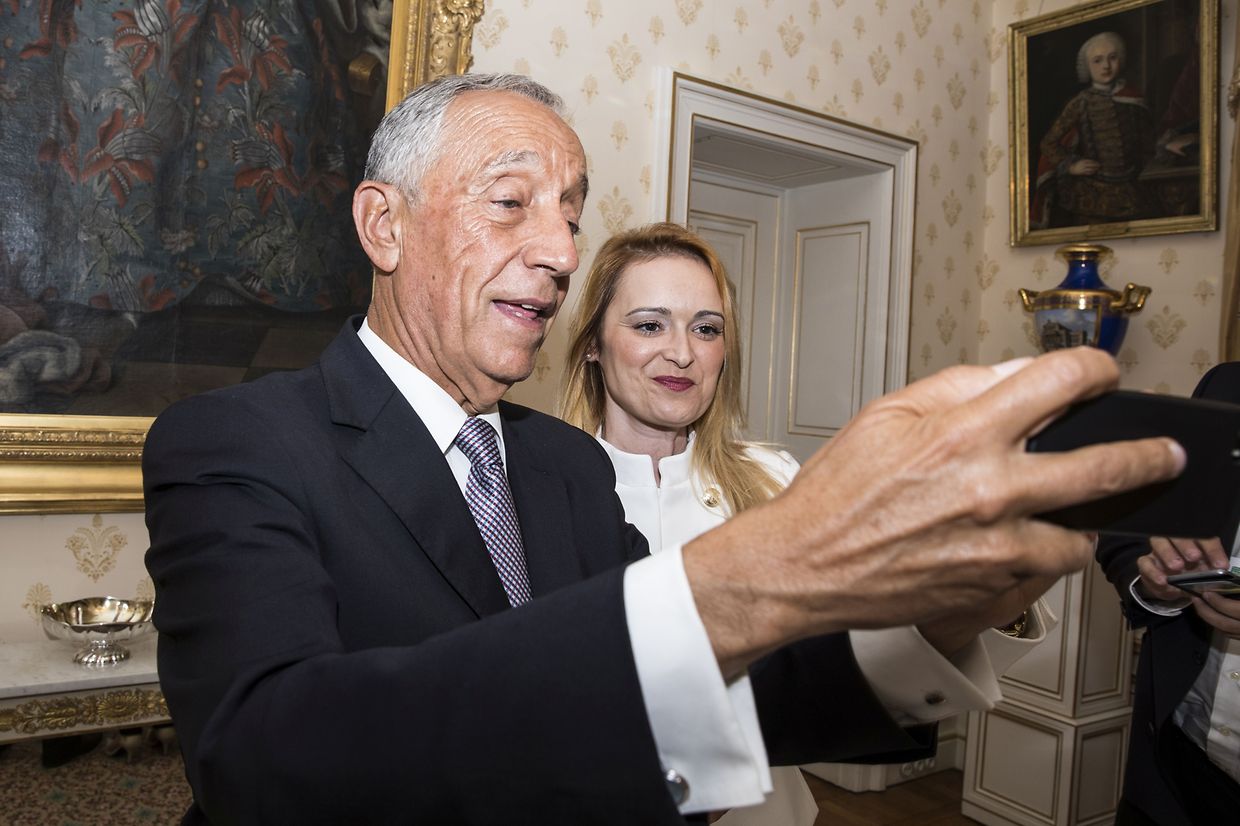 O Presidente da República prestou-se simpaticamente a uma sessão de selfies com os jornalistas.
