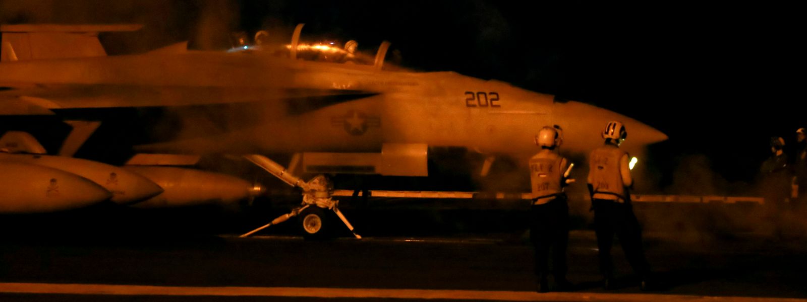 Ein F/A-18F Super Hornet Kampfflugzeug der Jolly Rogers von der Strike Fighter Squadron (VFA) 103 wird auf dem Flugdeck des Nimitz-Klasse Flugzeugträgers Abraham Lincoln zum Start vorbereitet.