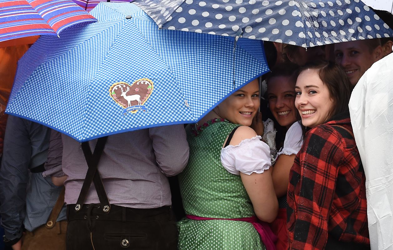 Gemeinsam unterm Regenschirm fängt die Wiesn doch recht kuschelig an.