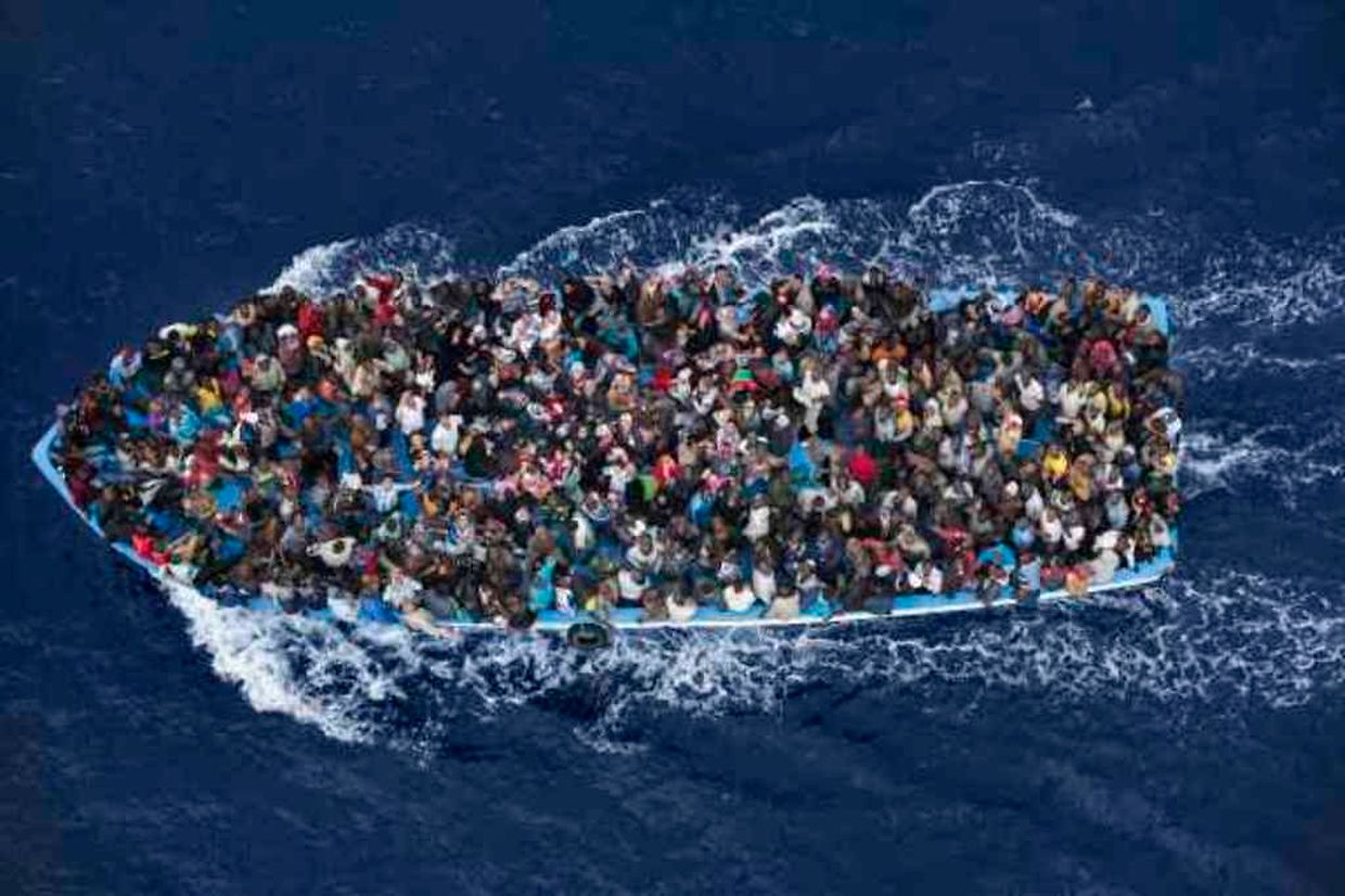 Second Prize in the General News Category, Singles
L'Italien Massimo Sestini a pris cette photo de migrants à 32 km au nord de la Libie lors de leur sauvetage par une frégate de la marine italienne.