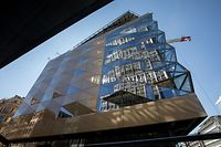 Selon les dernières annonces de Codic, promoteur du projet, le Royal-Hamilius doit ouvrir ses portes en partie en novembre 2019.