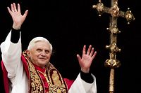19. April 2005: Der damals neugewählte Papst Benedikt XVI. grüßt die Gläubigen vom Balkon des Petersdoms im Vatikan. 