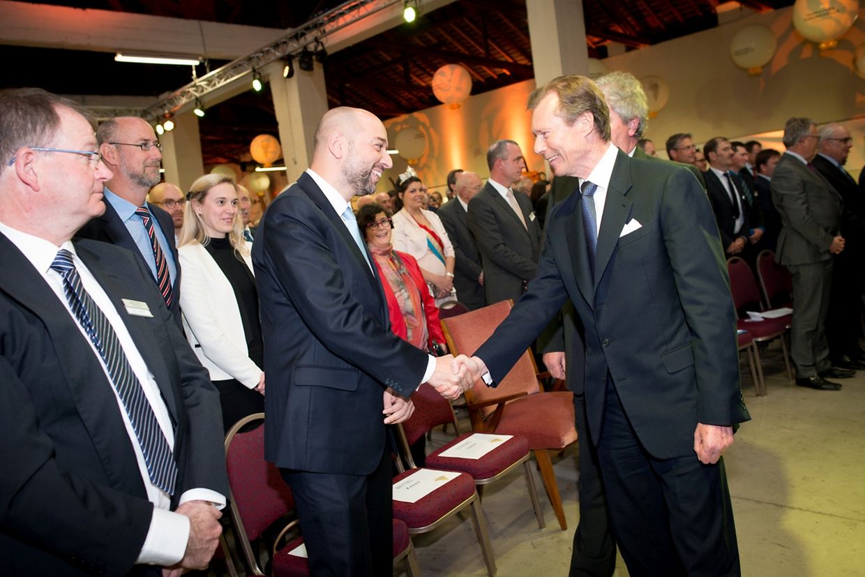 Großherzog Henri und Geschäftsmann Gérard Lopez begrüßen einander.