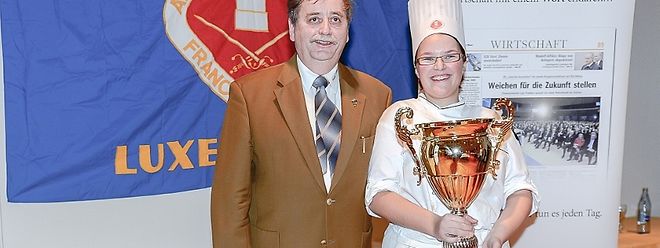 Die glückliche Gewinnerin Mireille Elsen erhielt ihren Siegerpokal aus den Händen von Armand Steinmetz, Präsident des Vatel-Club.