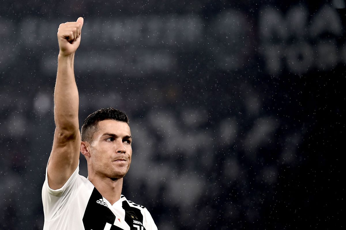 Cristiano Ronaldo no jogo com o Cagliari em que foi premiado pelo presidente da Juventus. 