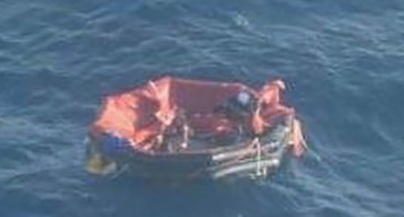 Die Rettungsinsel, aus der drei Seeleute lebend gerettet werden konnten.