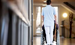 ILLUSTRATION - Zum Themendienst-Bericht vom 8. Februar 2021: Stationäre Pflege sollte professionell und in guter Qualität erfolgen. Foto: Tom Weller/dpa/dpa-tmn - Honorarfrei nur für Bezieher des dpa-Themendienstes +++ dpa-Themendienst +++