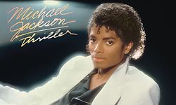 HANDOUT - 16.11.2022, ---: Das Cover des Albums «Thriller» von Michael Jackson (undatierte Aufnahme). Vor 40 Jahren stellte Michael Jackson die Musikwelt auf den Kopf. «Thriller» machte den Sänger und Tänzer zum Weltstar. (zu dpa «Thriller»: Schräge Fakten über das Album und den «King of Pop») Foto: Sony Music/dpa - ACHTUNG: Nur zur redaktionellen Verwendung im Zusammenhang mit einer Berichterstattung über 40 Jahre «Thriller»-Album von Michael Jackson und nur mit vollständiger Nennung des vorstehenden Credits +++ dpa-Bildfunk +++