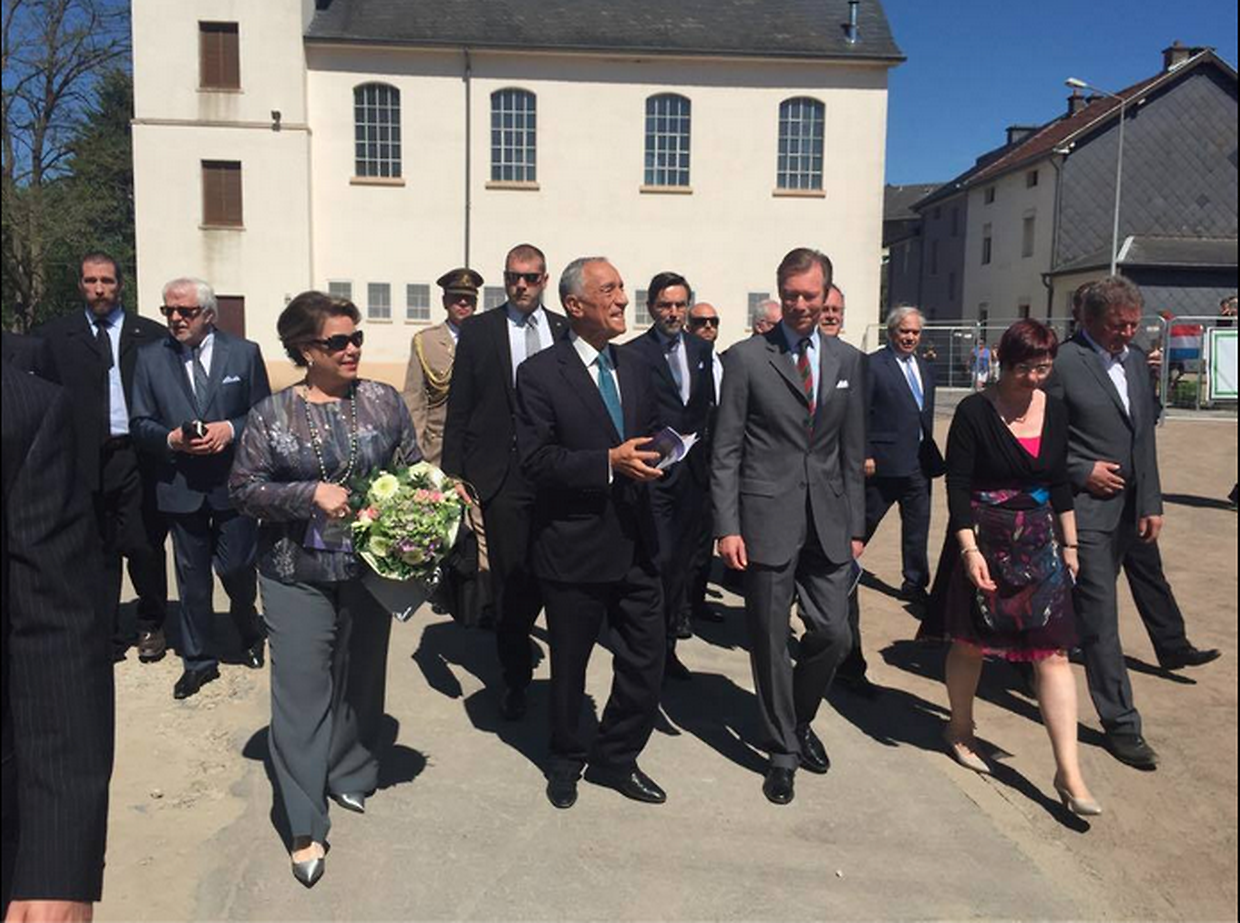 O Presidente da República e os Grão-duques, à entrada do recinto onde decorre a missa campal. 