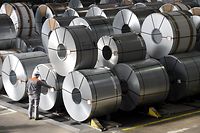 Steel rolls pictured at the plant of German steel company Salzgitter AG in Salzgitter, Lower Saxony in this March 3, 2016 file photo. German steelmaker Salzgitter will propose a dividend of 0.25 euros per share for 2015, up from the 0.20 euros it paid for the previous year despite posting a full-year net loss of 45.5 million euros ($51.3 million), it said on March 18, 2016.  REUTERS/Fabian Bimmer/Files 
