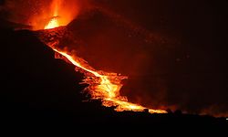 Die rund 1.000 Grad heiße Masse ist ausgetreten, nachdem die Nordflanke des Vulkankegels in der Cumbre Vieja eingestürzt war.