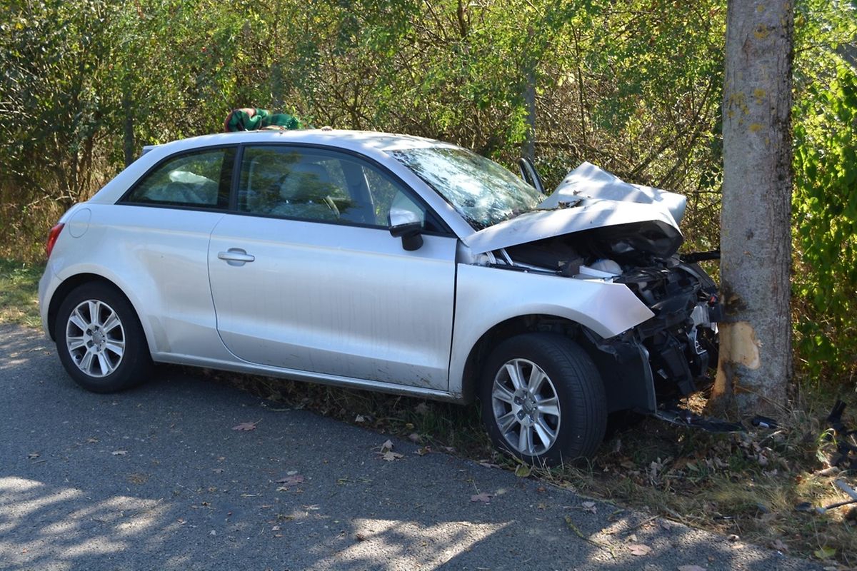 Das Fahrzeug war frontal mit einem Baum kollidiert. 