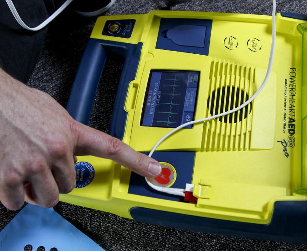 6) Der Defi analysiert den Herzschlag des Opfers und empfiehlt gegebenenfalls, dieses zu schocken. Dazu muss bei semi-automatischen Defis ein Knopf betätigt werden, vollautomatische schocken eigenständig.