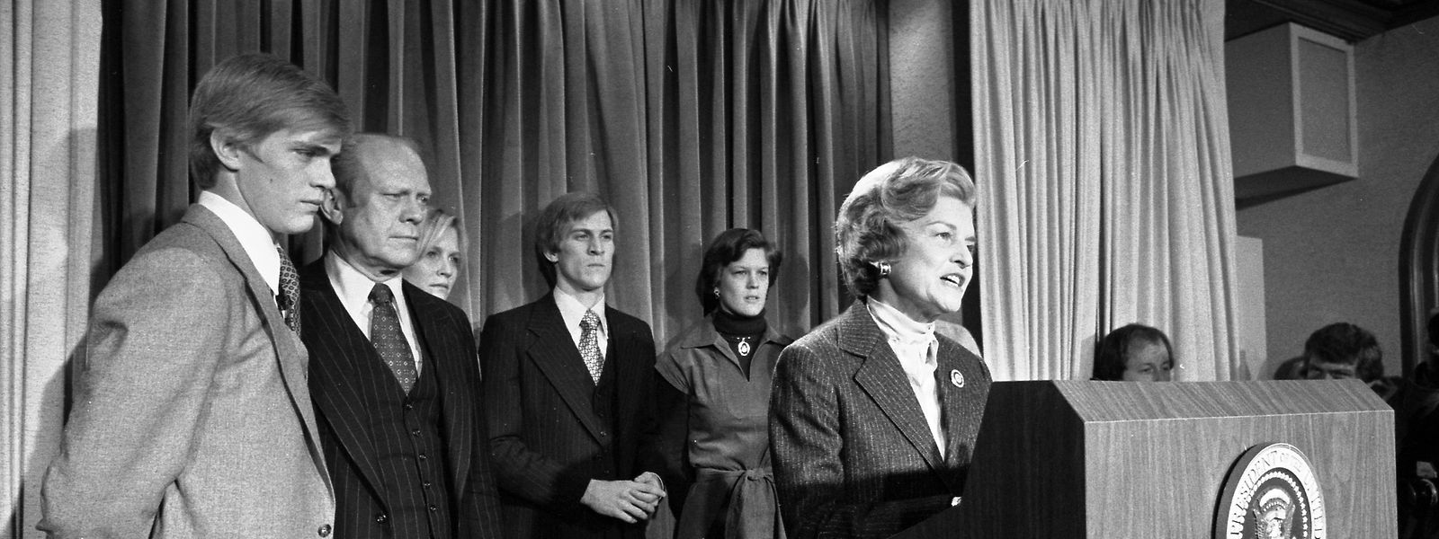 Einzigartig: Für den unterlegenen Präsidenten Gerald Ford (2.v.l.) spricht seine Frau Betty. Der Präsident hatte im Wahlkampf Stimmen gelassen, darunter auch seine eigene. 