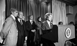Einzigartig: Für den unterlegenen Präsidenten Gerald Ford (2.v.l.) spricht seine Frau Betty. Der Präsident hatte im Wahlkampf Stimmen gelassen, darunter auch seine eigene. 