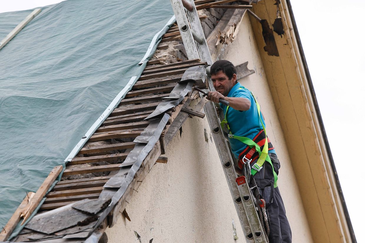 Lokales, online, Pétange, Petingen,  rue Neuve,  ,Tornado, Sturm, 2. Tag, Helfer, Aufräumarbeiten,   Foto: Anouk Antony/Luxemburger Wort