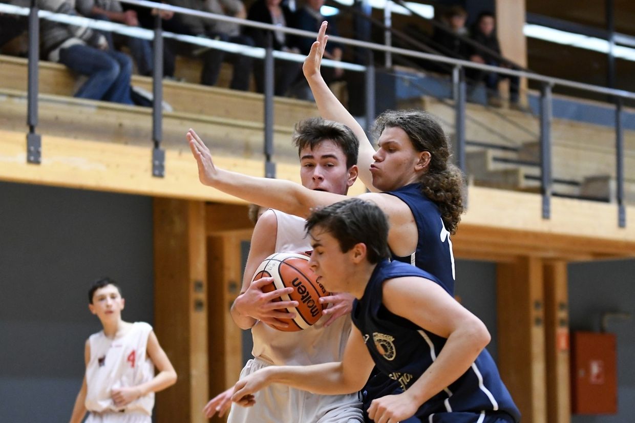 Scolaires: Musel Pikes - Contern 62-70 - Yannick Kubetschek (Pikes) et Christophe Reiland.