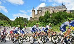 Die Fahrer in Vianden - 3. Etappe - Mondorf/Diekirch - Skoda Tour de Luxembourg 2019 - Foto: Serge Waldbillig