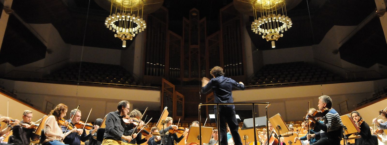 Gustavo Gimeno und das OPL proben im Auditorio Nacional de Música.