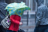 ARCHIV - 31.03.2015, Hessen, Frankfurt/Main: Eine heftigen Windböe überrascht eine Frau in der Innenstadt und weht ihr den Schirm ins Gesicht. In Deutschland droht laut der Vorhersage des Deutschen Wetterdienst (DWD) ein Unwetter. In der Nacht auf 10.02.2020 seien auch in den tieferen Bereichen orkanartige Böen zwischen 103 und 118 Stundenkilometer zu erwarten. Foto: picture alliance / dpa +++ dpa-Bildfunk +++