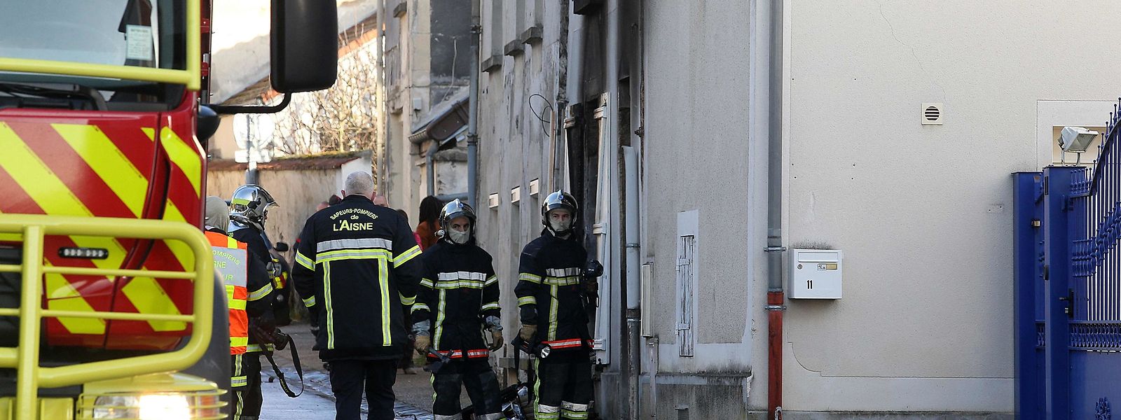 Uma equipa de 80 bombeiros combateram durante horas o incêndio na casa da família em Charly-sur-Marne, que vitimou uma mãe e sete filhos.