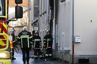 Uma equipa de 80 bombeiros combateram durante horas o incêndio na casa da família em Charly-sur-Marne, que vitimou uma mãe e sete filhos.