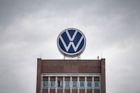 ARCHIV - 18.09.2019, Wolfsburg: Ein großes VW-Logo steht auf dem Verwaltungshochhaus vom Volkswagen-Werk. (zu dpa «Klage des Landes Rheinland-Pfalz gegen Volkswagen wird verhandelt») Foto: Sina Schuldt/dpa +++ dpa-Bildfunk +++