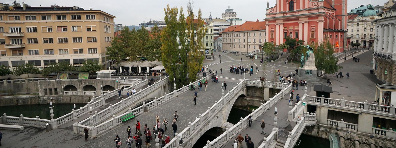 Eine architektonische Besonderheit ist die dreispännige „Tromostovje“ des Architekten Joze Plecnik, der vielerorts seiner Geburtsstadt Ljubljana seinen Stempel aufdrückte. 