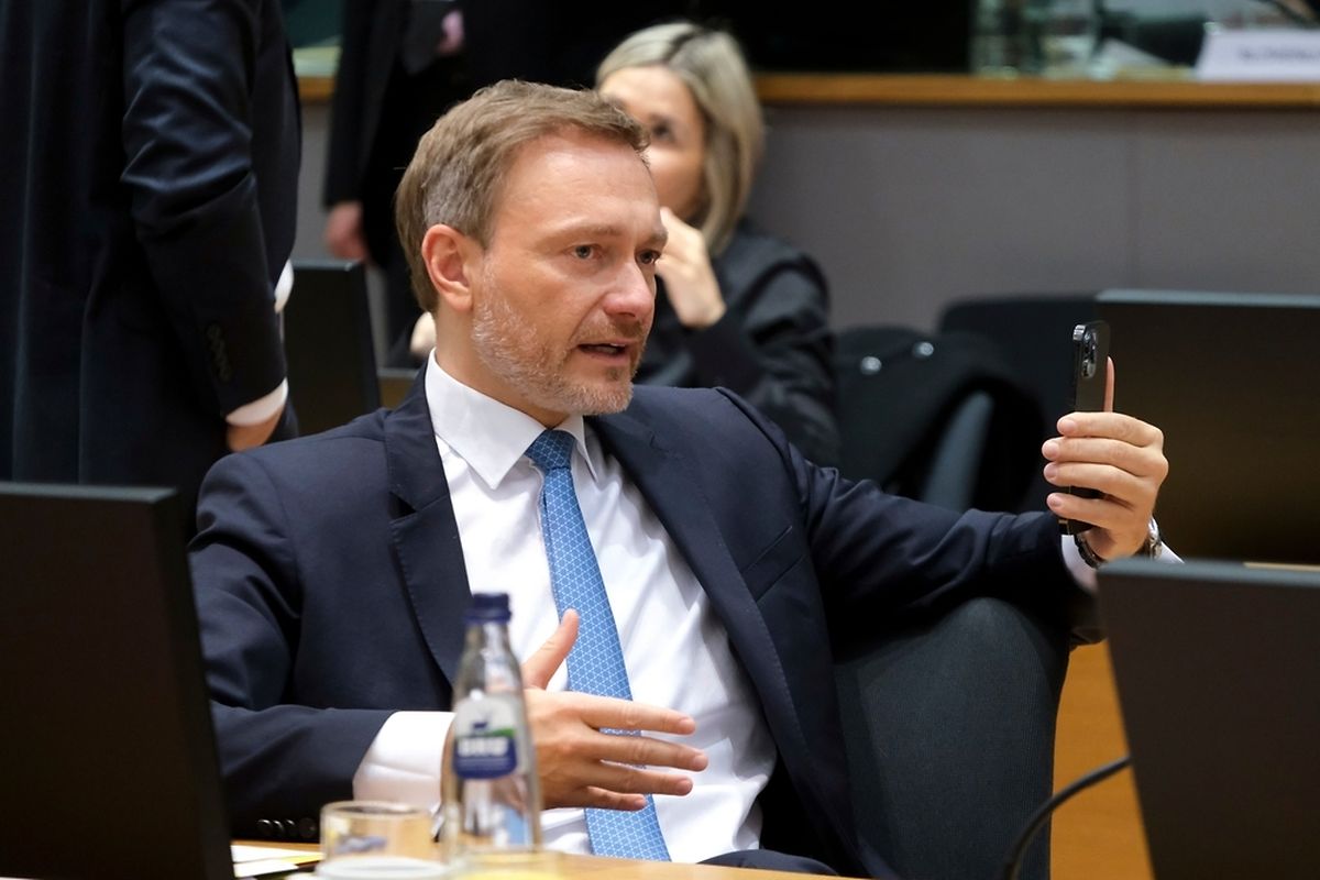 Critics pointed to Lindner’s weakness at home