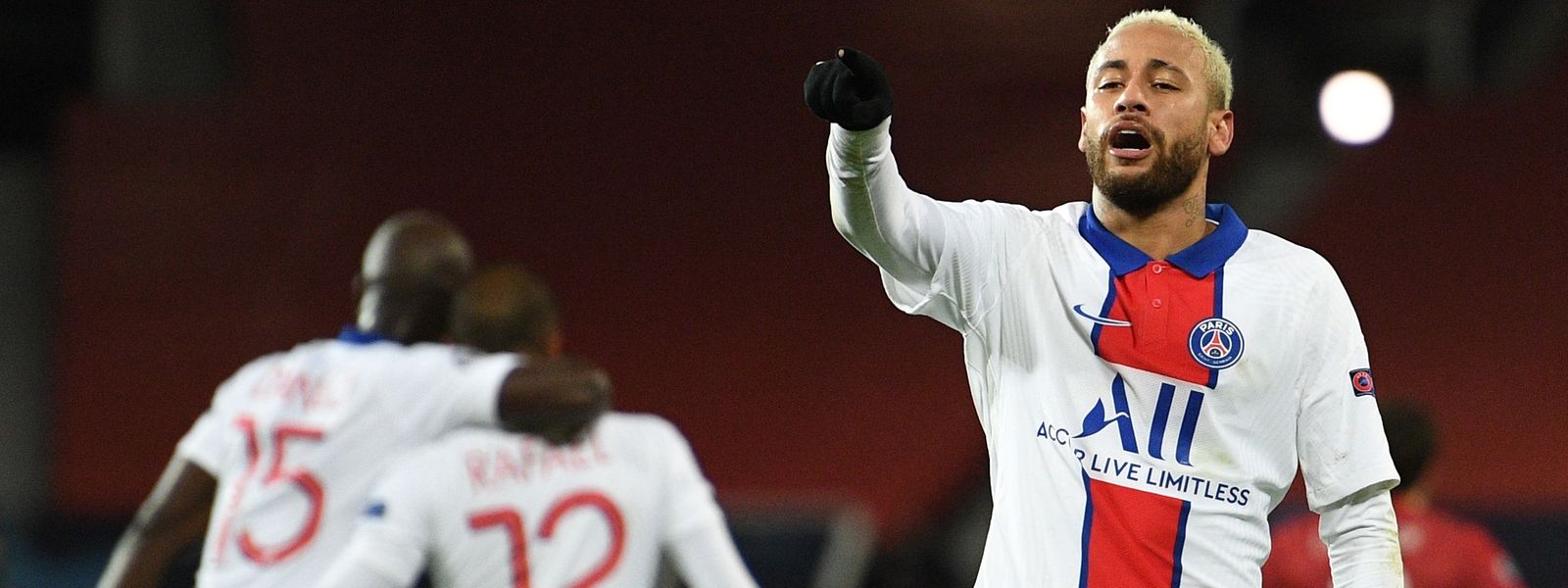 Neymar erzielt zwei Tore für Paris SG.