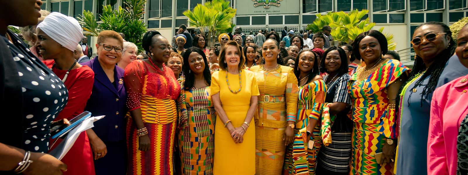 Kongressabgeordnete Ilhan Omar (Zweite von links), Kongressabgeordnete Karen Bass (Dritte von links) und Nancy Pelosi (mitte), Vorsitzende des Repräsentantenhauses, bei ihrem Besuch in Ghana.