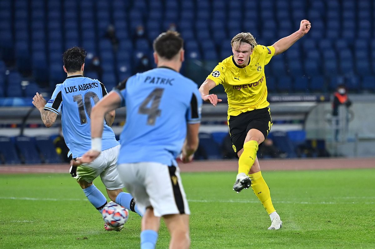 Le Norvégien Erling Haland a eu beau se démener et... marquer, le Borussia Dortmund a manqué son entrée face à la Lazio Rome (défaite 3-1).