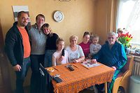 O português Márcio Gomes, Patrick, Olena e a família desta que fugiu da Ucrânia: os pais, a irmã e as sobrinhas.