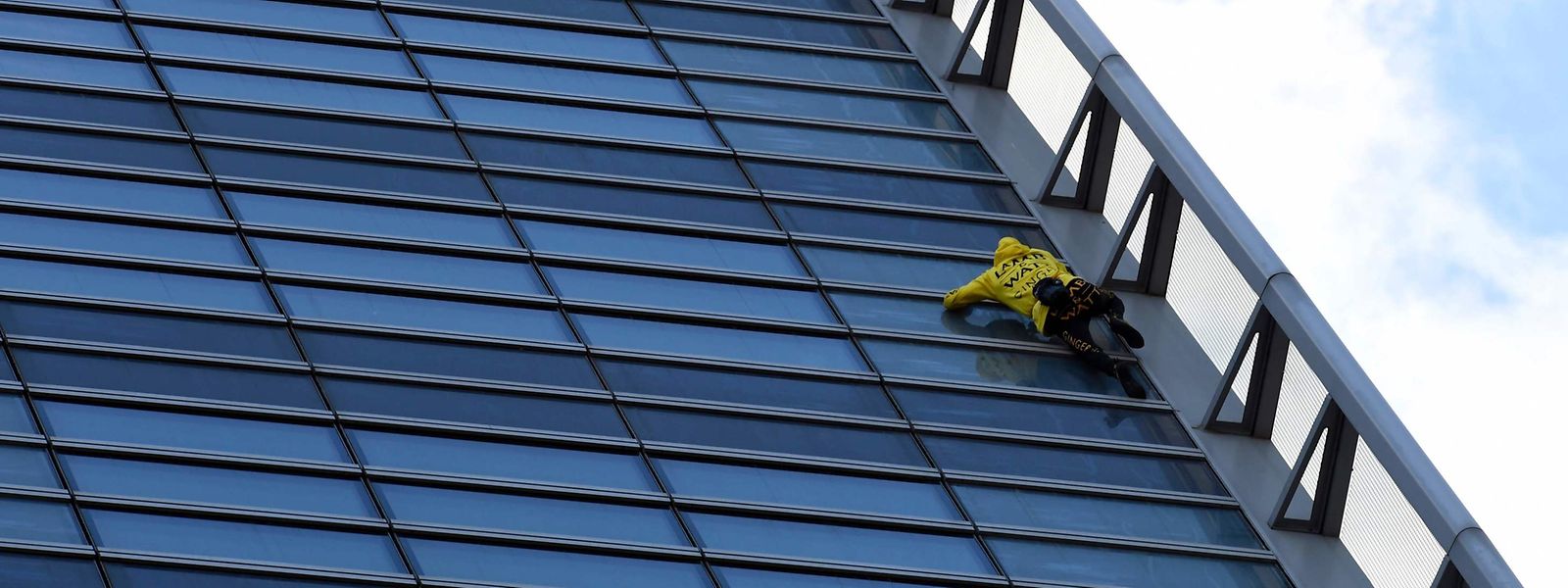 Alain Robert, ein französischer Kletterer, ist am Montag am Hochhaus der Energiegesellschaft Engie in Paris hochgeklettert.