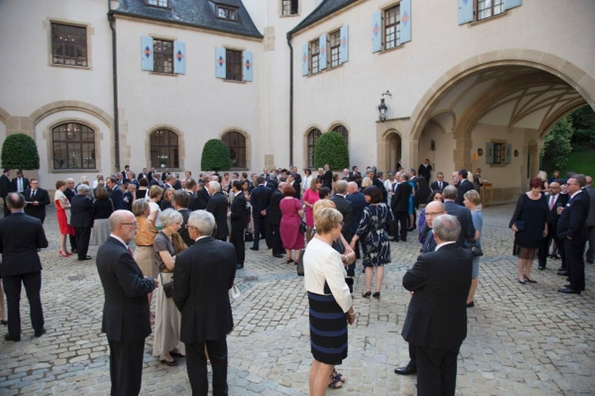 Garden Party der großherzoglichen Familie auf Schloss Berg.