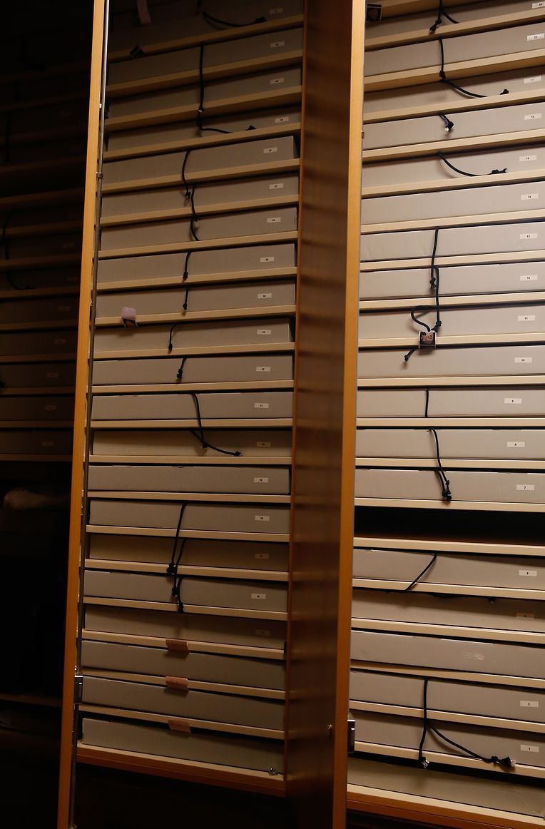 64 Kleider der Statue der Trösterin sind hier sorgsam in Kisten aufbewahrt.