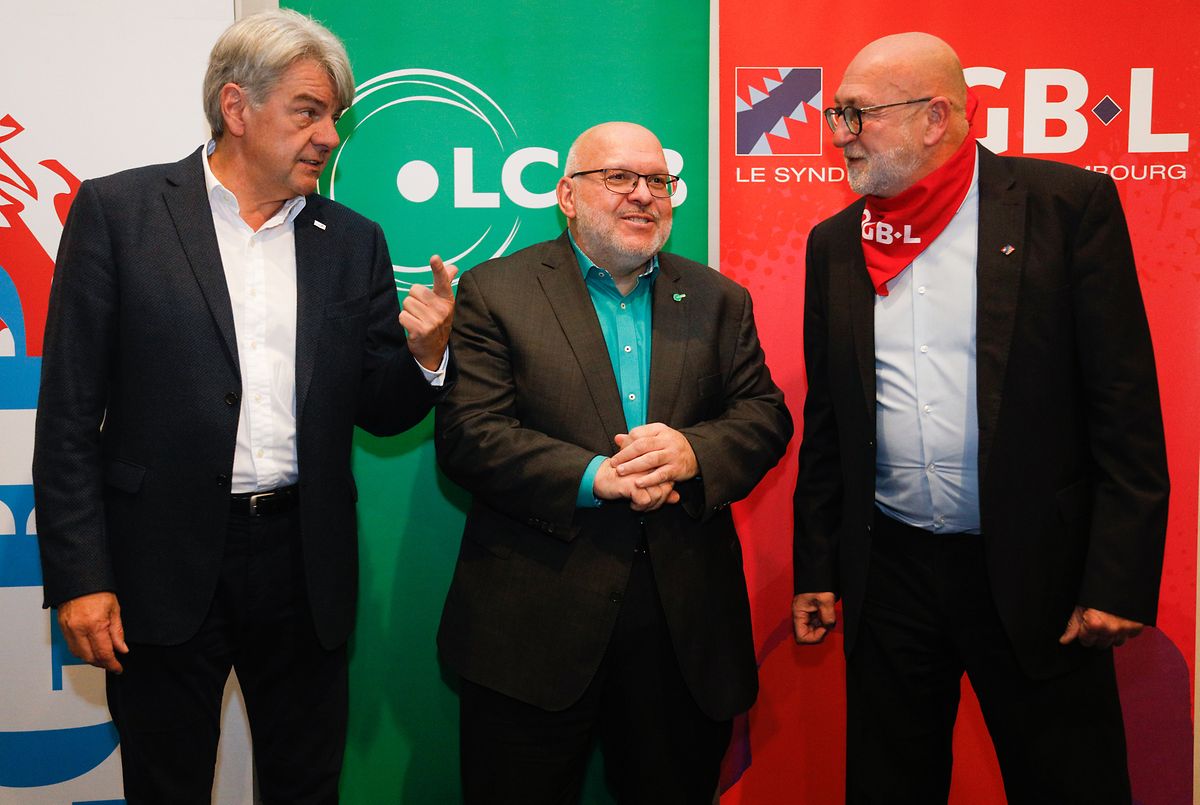 Romain Wolff (CGFP), Patrick Dury (LCGB) und André Roeltgen (OGBL) zu Beginn der Protestaktion. 