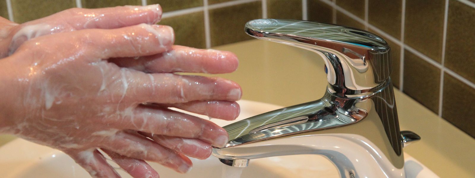 Hände sollte man nicht nur waschen, wenn sie schmutzig sind, sondern auch nach dem Naseputzen, dem Gang zur Toilette und vor den Mahlzeiten.