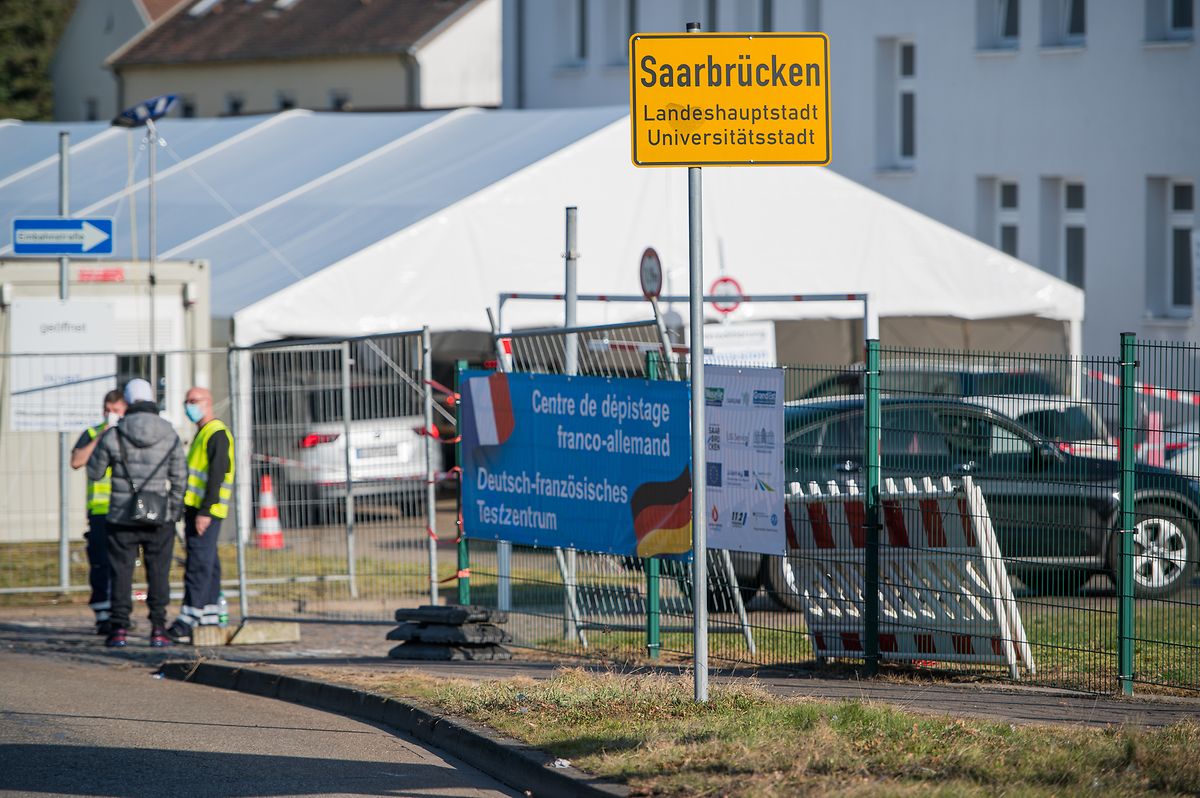 Im deutsch-französischen Corona-Testzentrum am Grenzübergang Goldene Bremm bei Saarbrücken werden Menschen kostenlos getestet. 