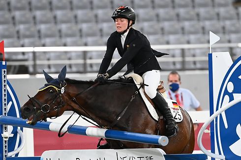 dpatopbilder - 06.08.2021, Japan, Tokio: Moderner Fünfkampf: Olympia, Einzel, Frauen, Springreiten im Tokyo Stadium. Das Pferd Saint Boy von Annika Schleu aus Deutschland verweigert den Sprung. Foto: Marijan Murat/dpa +++ dpa-Bildfunk +++