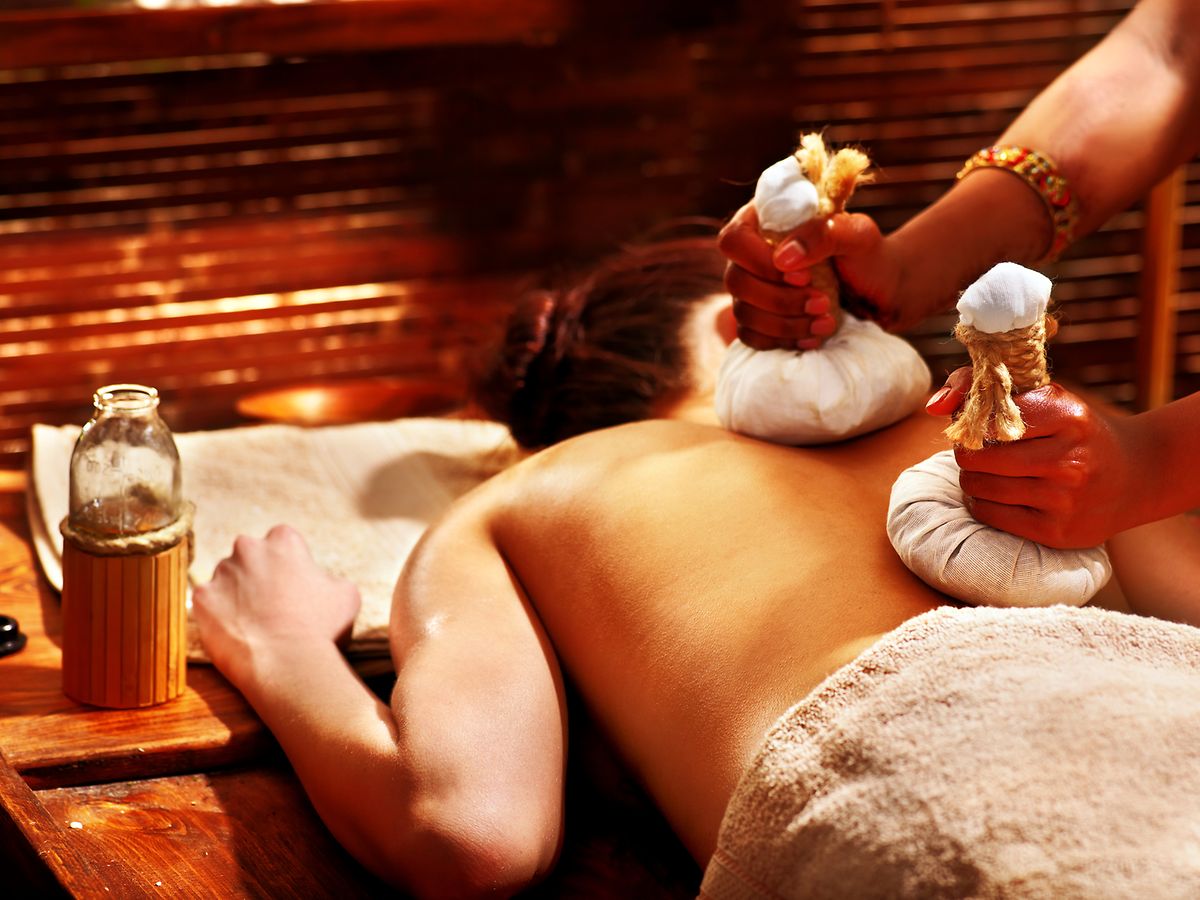 Urlaub machen und dabei Körper und Geist entspannen: Dafür bieten sich etwa Ayurveda-Massagen an.