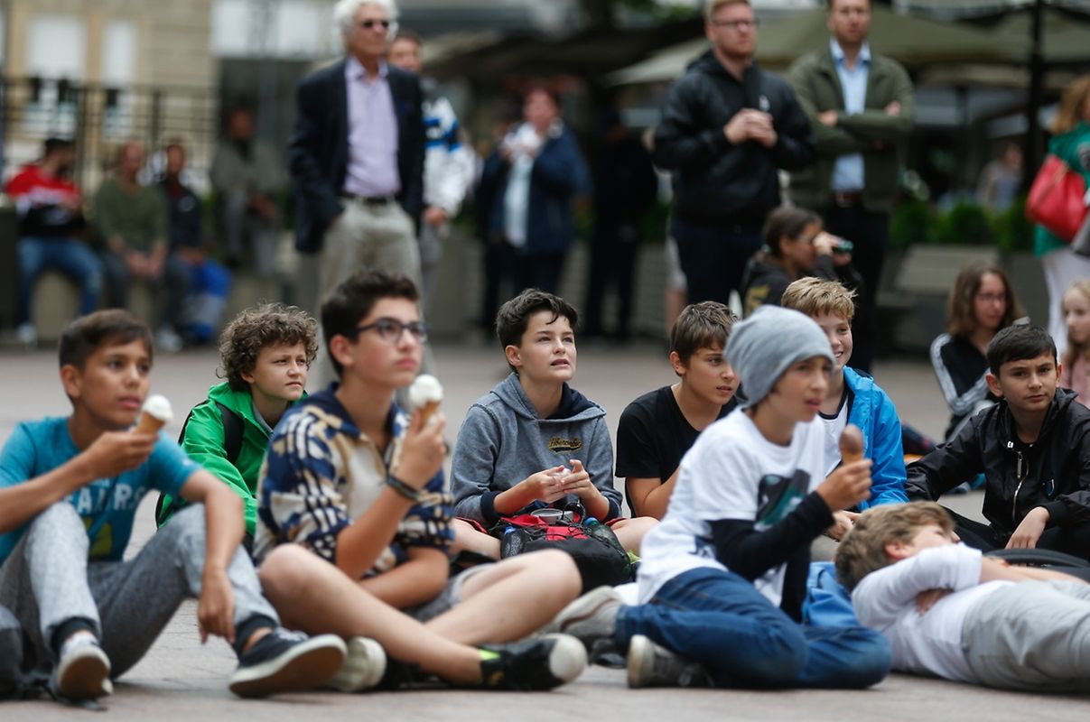 Auf der Place d'Armes verfolgen die Fans das Viertelfinale beim Public Viewing.