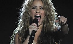 (FILES) In this file photo taken on July 4, 2008 Colombian singer Shakira performs during the "Rock in Rio" music festival in Arganda del Rey near Madrid. - A Spanish court has ordered Colombian music superstar Shakira to stand trial in a tax fraud case on a yet to be determined date, judicial authorities said on September 27, 2022. (Photo by Pierre-Philippe MARCOU / AFP)